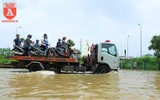 CSGT Hà Nội ứng trực hỗ trợ người dân di chuyển qua vùng ngập úng
